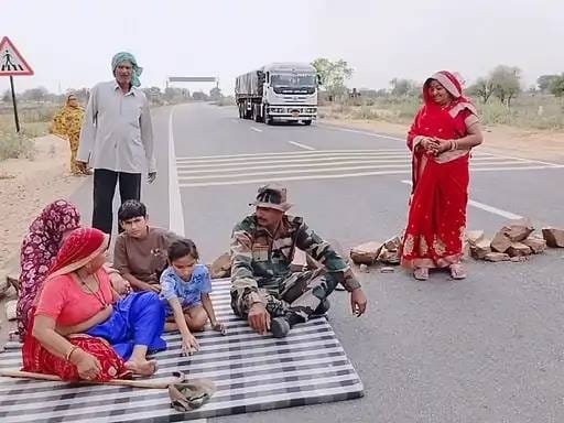 "Pilani mein Assam Rifles ke jawan ne highway nirmaan ke liye adhigrahit ki gayi zameen ka uchit muawza nahin dene ka aarop lagate hue National Highway par dharna diya. Jawan ka aarop hai."