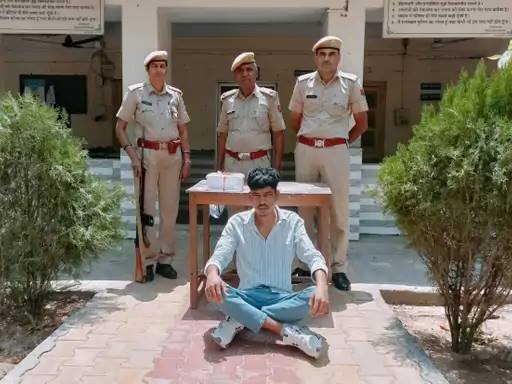 संयुक्त कार्रवाई में मंड्रेला थाने का वांटेड बदमाश गिरफ्तार, देशी पिस्टल और जिंदा कारतूस बरामद Sanyukt karwai mein Mandrela thane ka wanted badmaash giraftaar, desi pistol aur zinda kartoos baramad