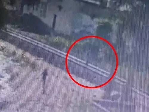 "Jhunjhunu mein mahila sarkari shikshika ne train ke aage koodkar di jaan, ilaake mein shok ki lehar"