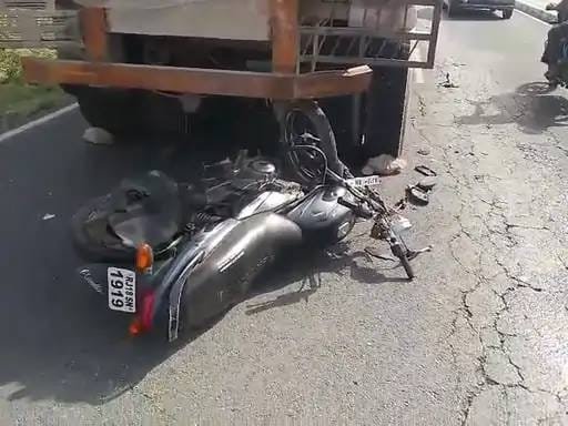 Bhai ko station lene ja rahe yuvak ki dardnaak maut, khade trailer se takraayi bike; saathi ki haalat gambheer