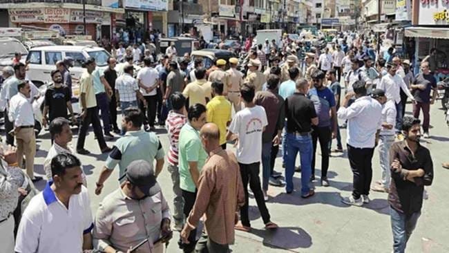 Udaipur mein beech sadak chaaku-baazi se dahshat, yuvak par tabadtod vaar kar hue faraar teen hamlaavar