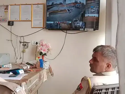 बिसाऊ में दिनदहाड़े 14 लाख की लूट: बंदूक की नोक पर व्यापारी से नकदी छीनी, पेट्रोल पंप के पास वारदात से सनसनी बिसाऊ में दिनदहाड़े 14 लाख की लूट: बंदूक की नोक पर व्यापारी से नकदी छीनी, पेट्रोल पंप के पास वारदात से सनसनी