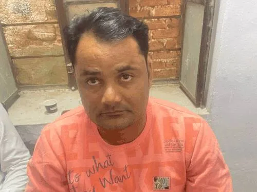 Big revelation in the block office: Two officers arrested for taking a bribe of 20,000 rupees in the name of getting salary.