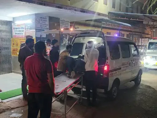 A speeding car hits a bike, two youths seriously injured, one referred to Jhunjhunu.