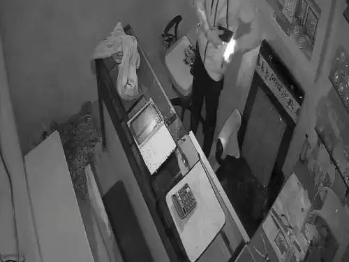 Lakhs of rupees stolen from Laxmi Jewellers in Jhunjhunu: Thieves searched the shop for two hours, the entire incident was captured on CCTV.