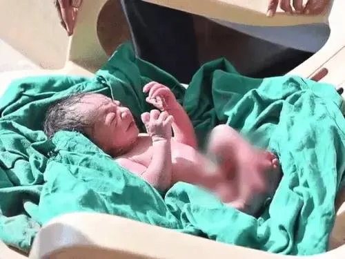 Newborn found crying in the mud: Police officer at the crematorium shows the most beautiful form of humanity