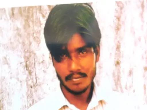 Unable to bear the grief of his wife leaving for her parents' home, the father of three children committed suicide at Dogar Bavdi in Khetri.