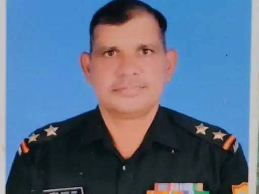 A fake soldier was martyred in a road accident.