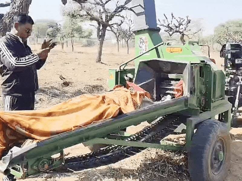 A young man was hit by a saw machine and died on the spot.